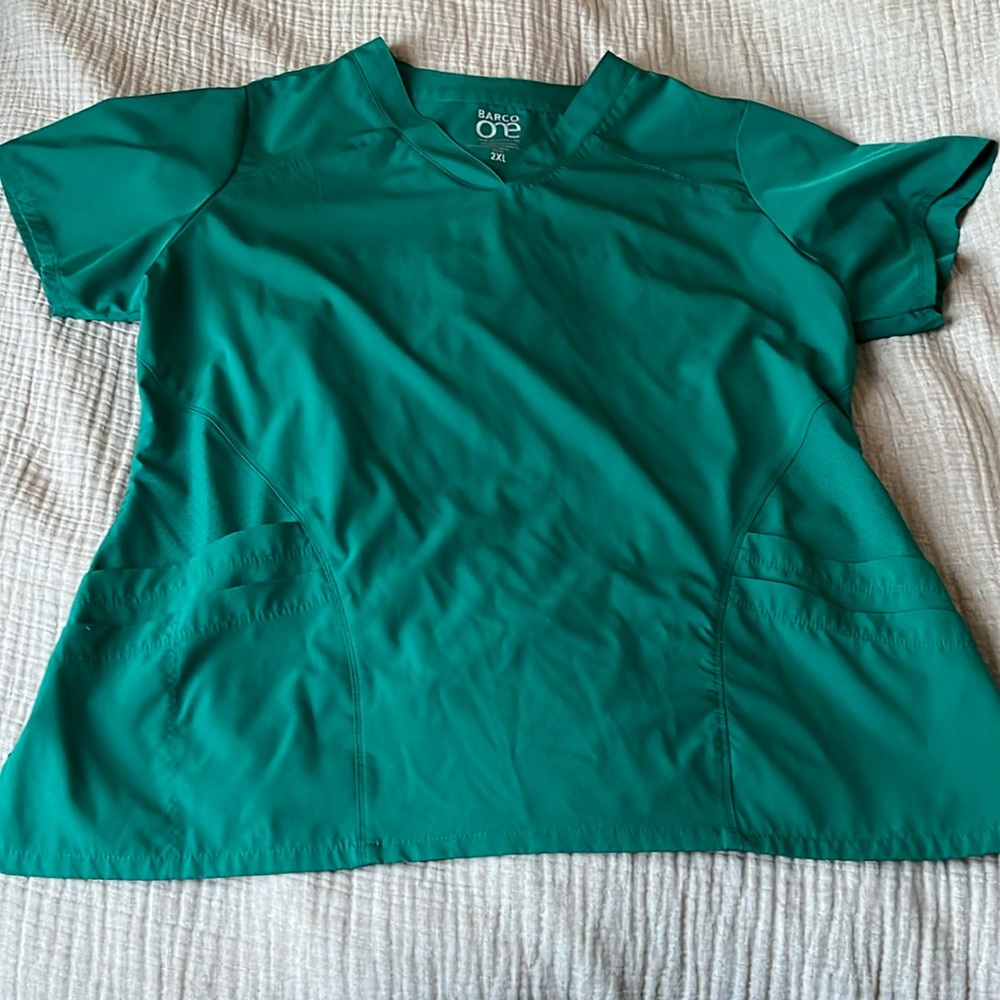 Barco one scrub top